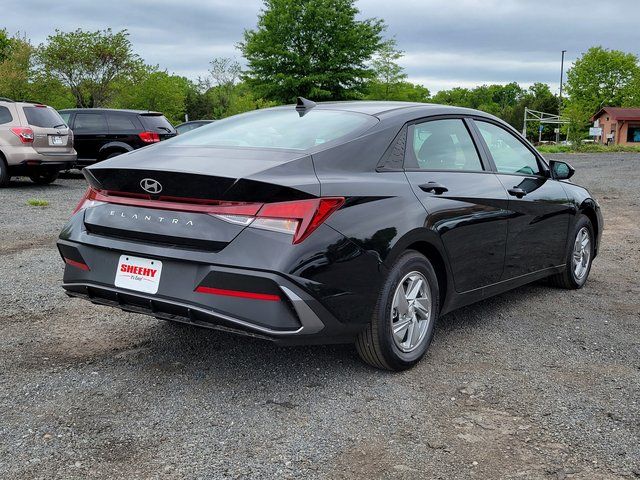 2026 Hyundai Elantra SE Image 3 of 38