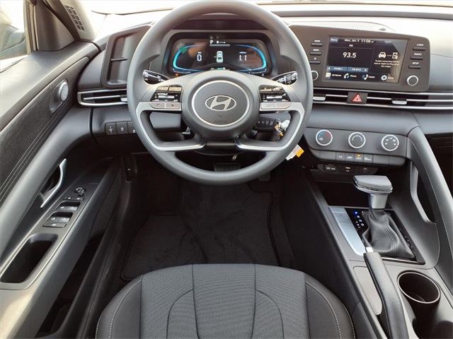 2026 Hyundai Elantra SE Image 9 of 23