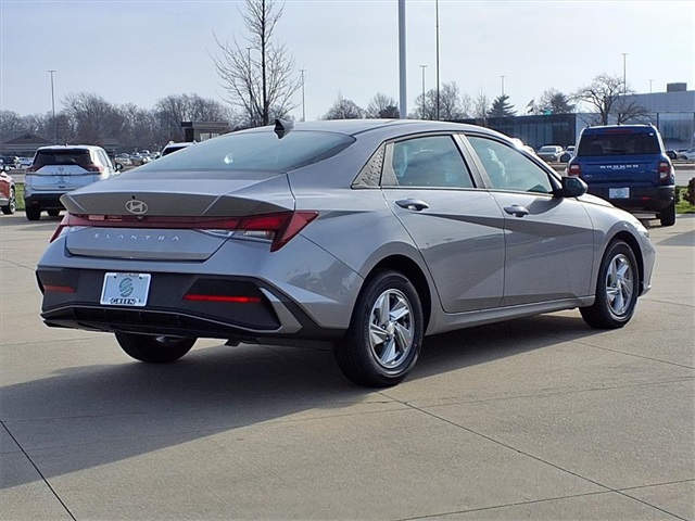 2026 Hyundai Elantra SE Image 4 of 23