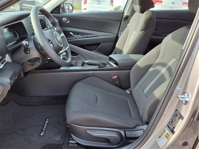 2026 Hyundai Elantra SE Image 8 of 23