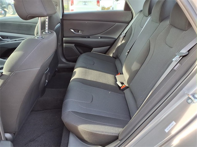 2026 Hyundai Elantra SE Image 7 of 23