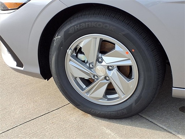 2026 Hyundai Elantra SE Image 6 of 23