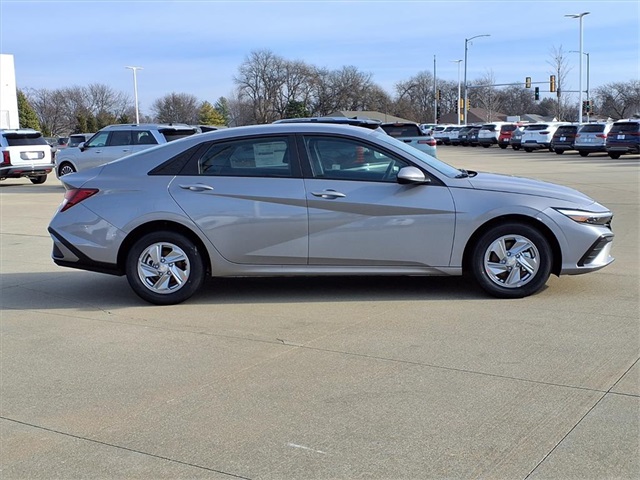 2026 Hyundai Elantra SE Image 3 of 23