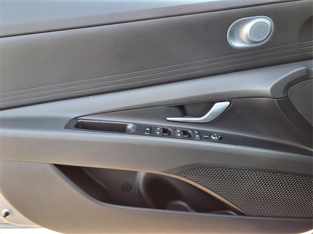 2026 Hyundai Elantra SE Image 18 of 23