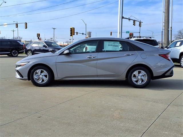 2026 Hyundai Elantra SE Image 5 of 23