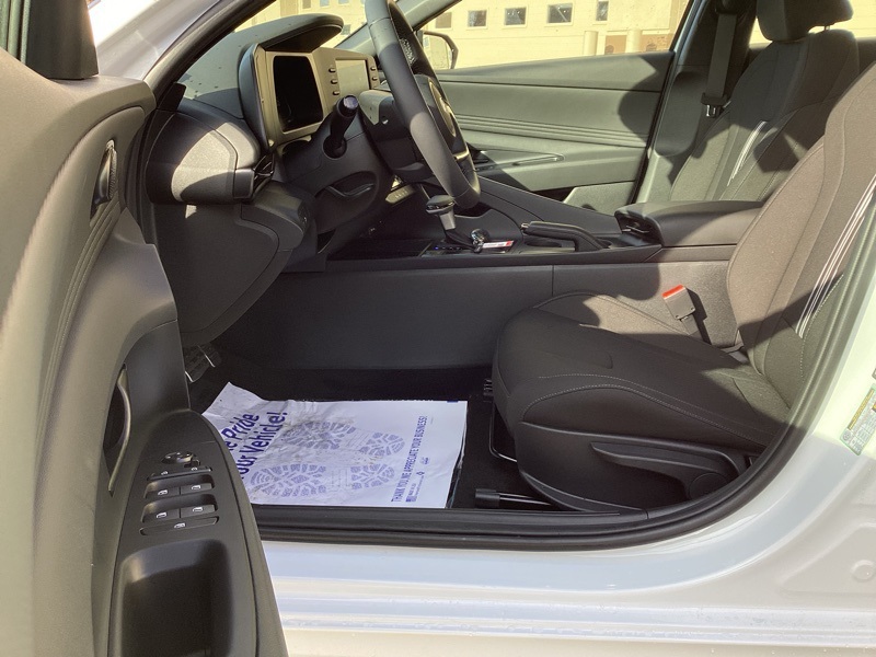 2026 Hyundai Elantra SEL Sport Image 17 of 29