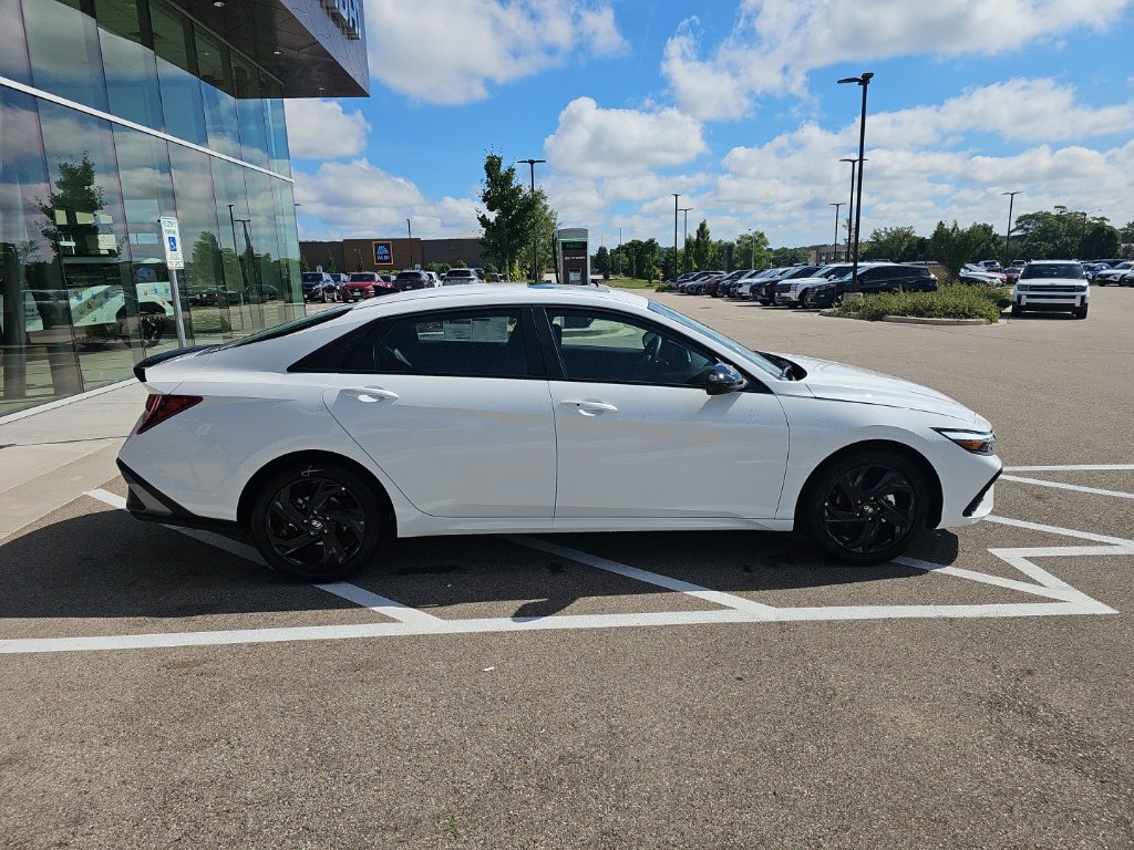 2026 Hyundai Elantra SEL Sport Plus Image 3 of 38