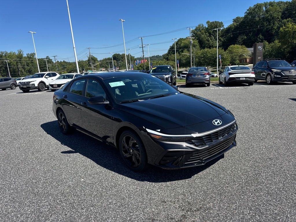 2026 Hyundai Elantra SEL Sport Plus Image 3 of 19