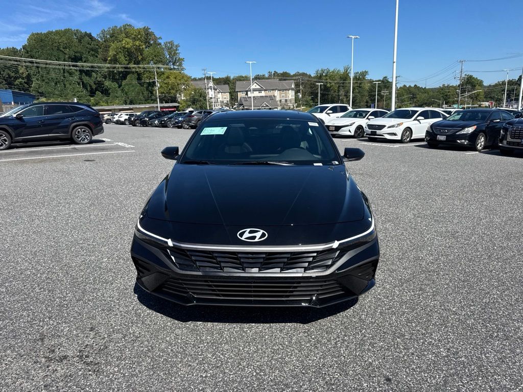 2026 Hyundai Elantra SEL Sport Plus Image 2 of 19
