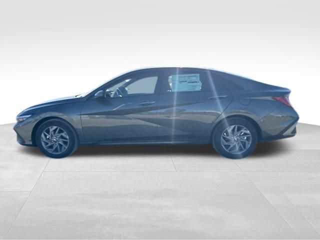 2026 Hyundai Elantra Hybrid Blue Image 8 of 31