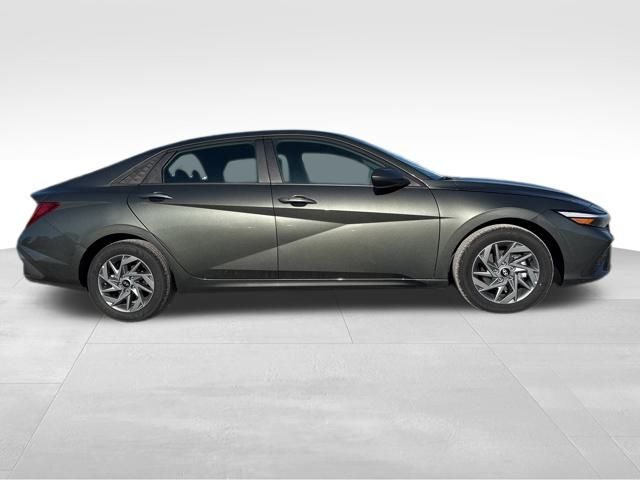 2026 Hyundai Elantra Hybrid Blue Image 4 of 31