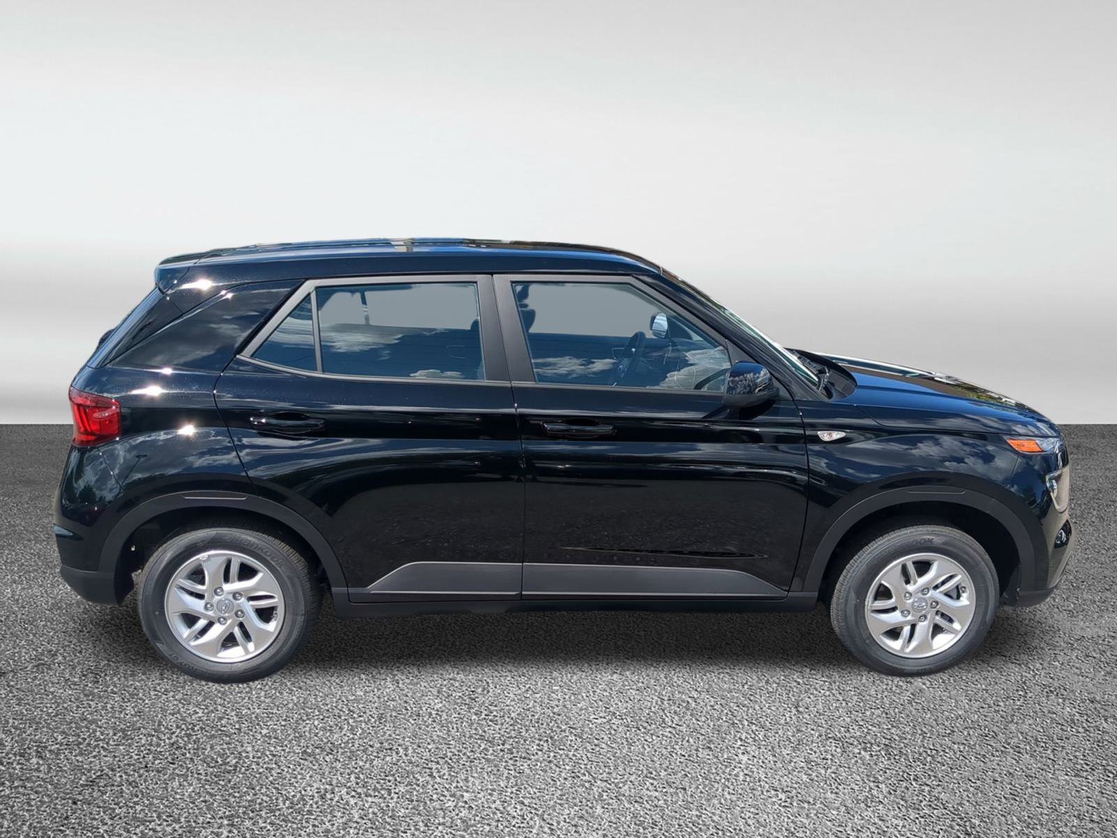 2026 Hyundai Venue SE Image 5 of 38