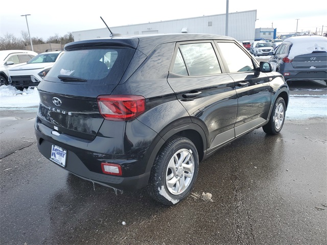 2026 Hyundai Venue SE Image 3 of 30