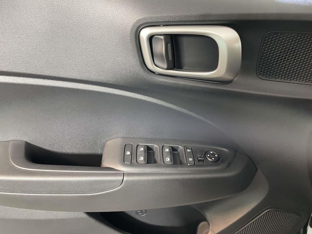 2026 Hyundai Venue SE Image 13 of 22