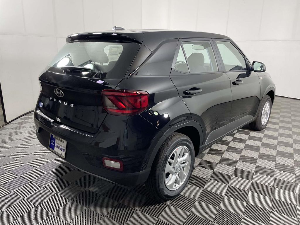 2026 Hyundai Venue SE Image 4 of 22