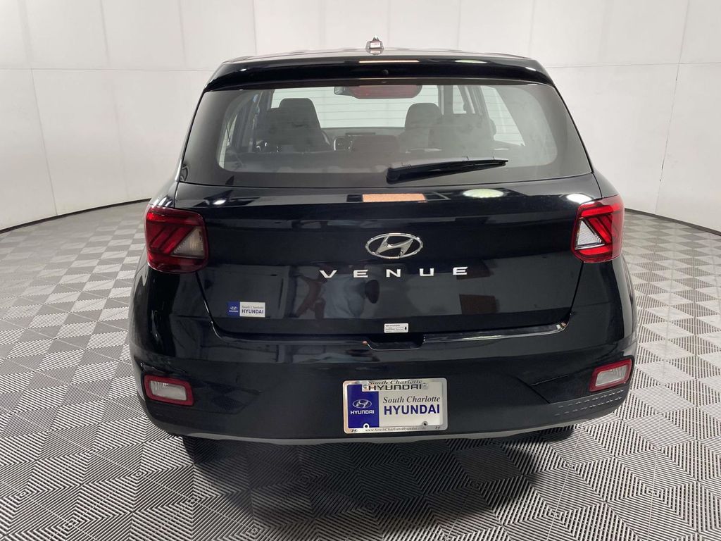 2026 Hyundai Venue SE Image 5 of 22