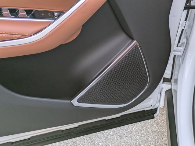 Vehicle image 10 of 15