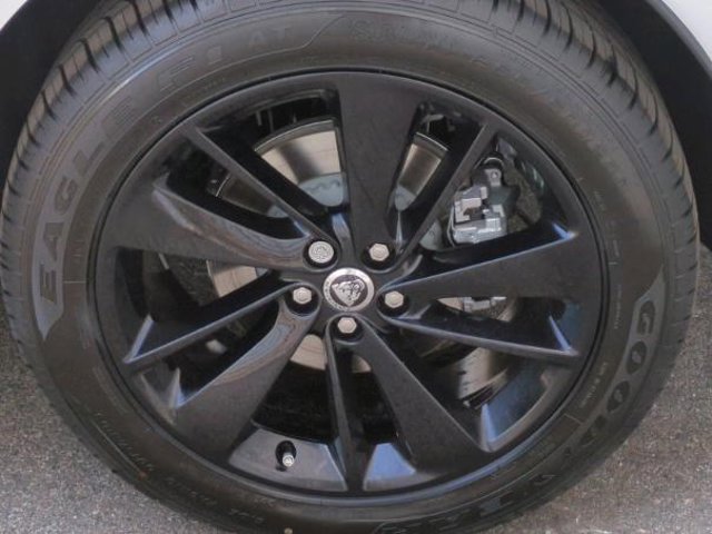 Vehicle image 25 of 27
