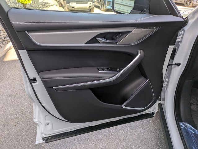 Vehicle image 17 of 27