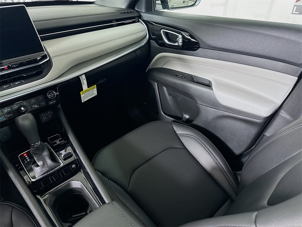 2026 Jeep Compass Limited Image 17 of 34