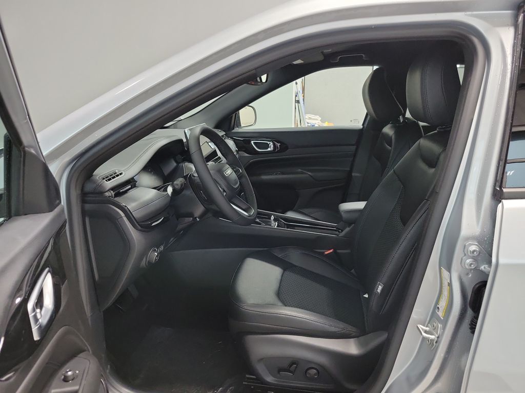 2026 Jeep Compass Latitude Image 11 of 21