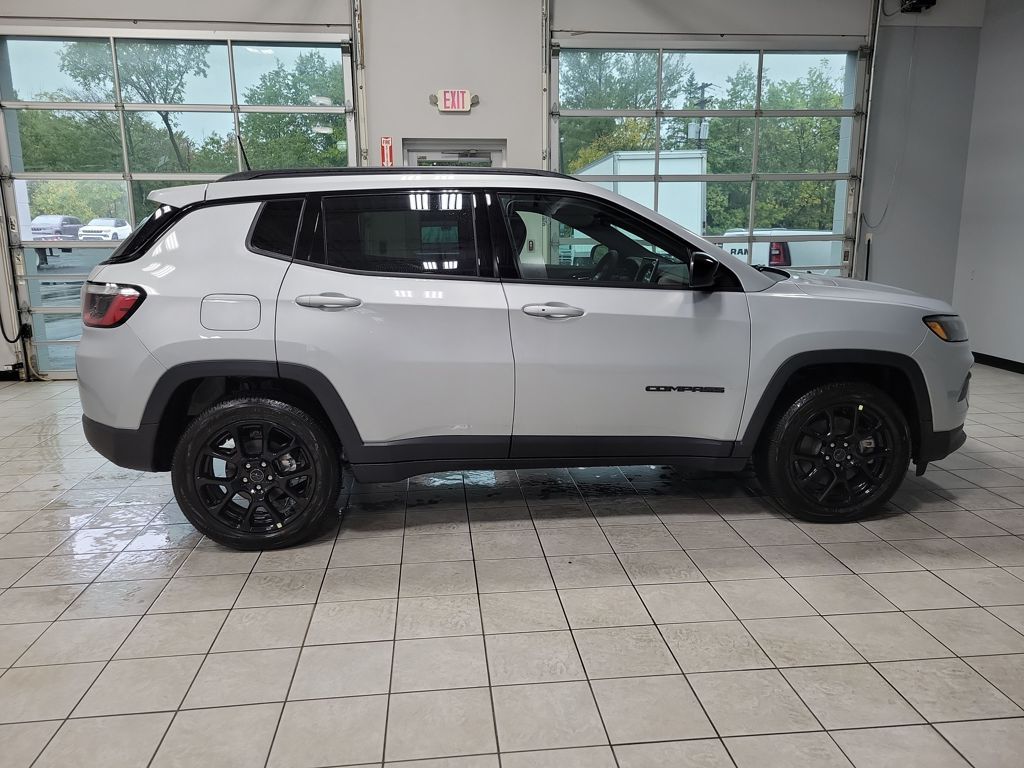 2026 Jeep Compass Latitude Image 4 of 21
