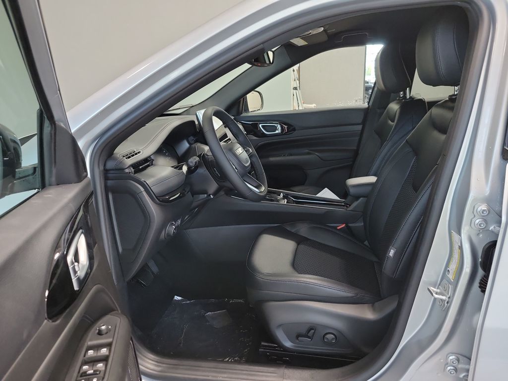 2026 Jeep Compass Latitude Image 13 of 24