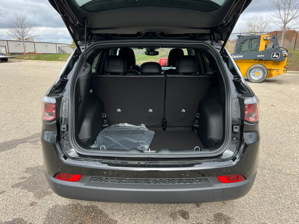 2026 Jeep Compass Limited Image 14 of 27