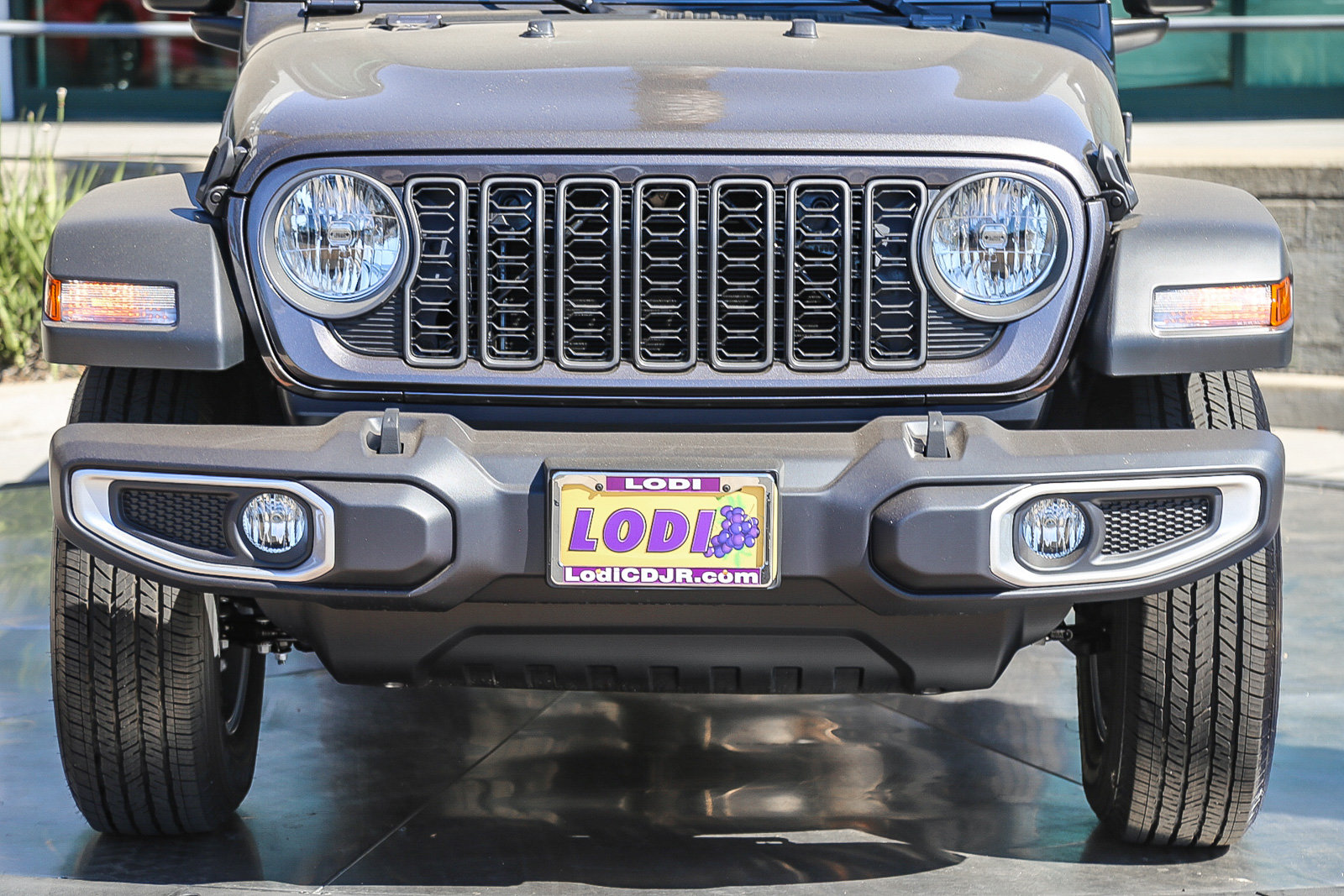 2026 Jeep Gladiator Sport Image 2 of 28