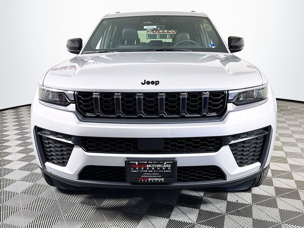 2026 Jeep Grand Cherokee Laredo Altitude Image 2 of 33