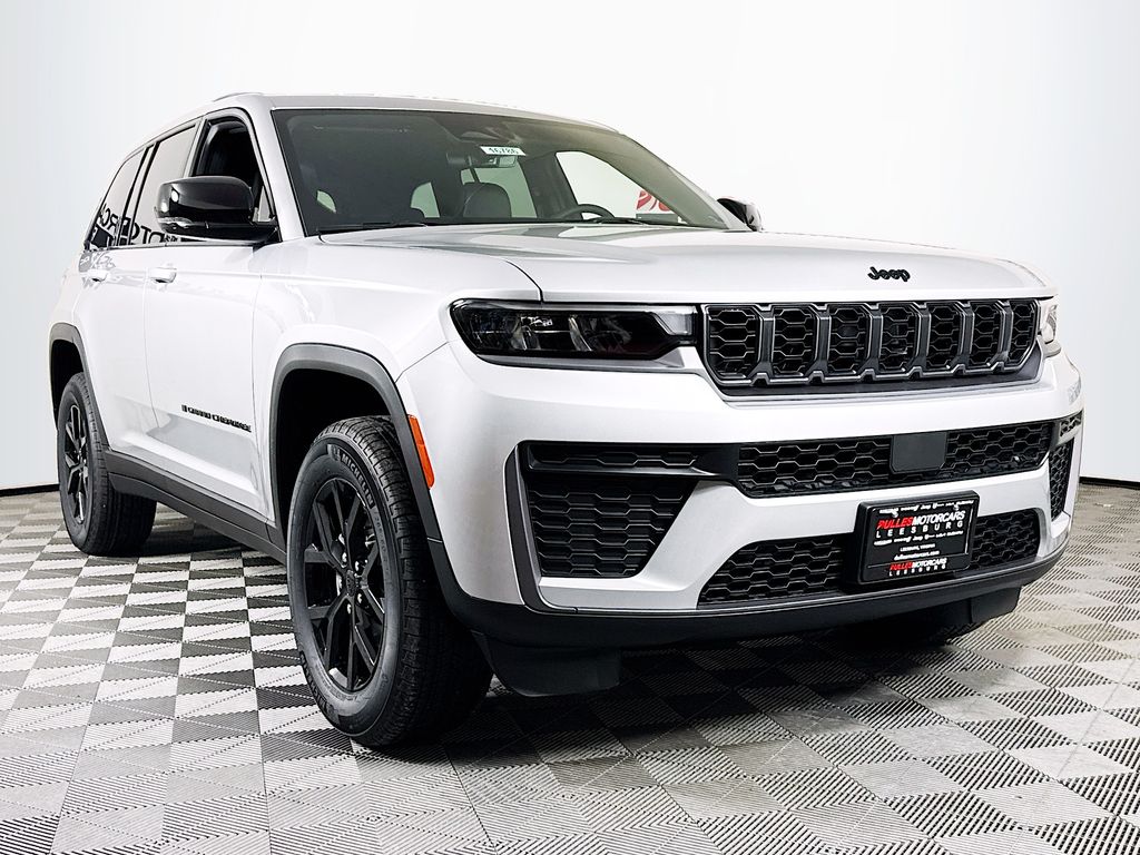 2026 Jeep Grand Cherokee Laredo Altitude Image 3 of 33