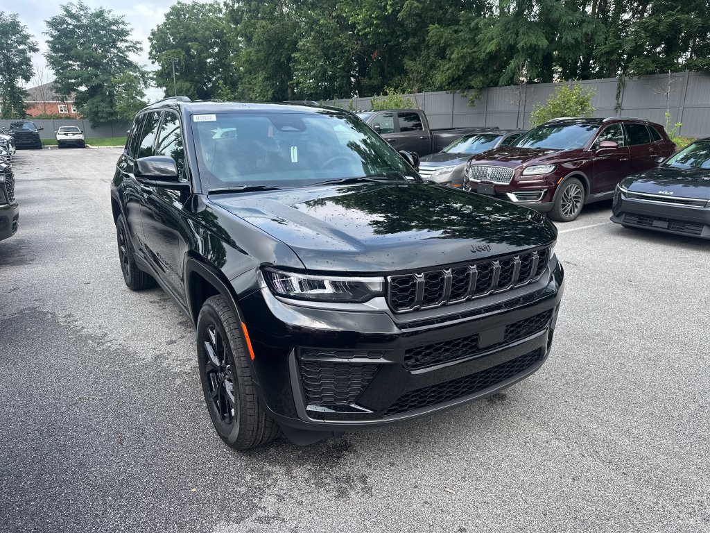 2026 Jeep Grand Cherokee Laredo Altitude Image 2 of 26