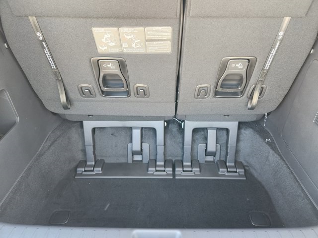 2026 Kia Carnival EX Image 8 of 21