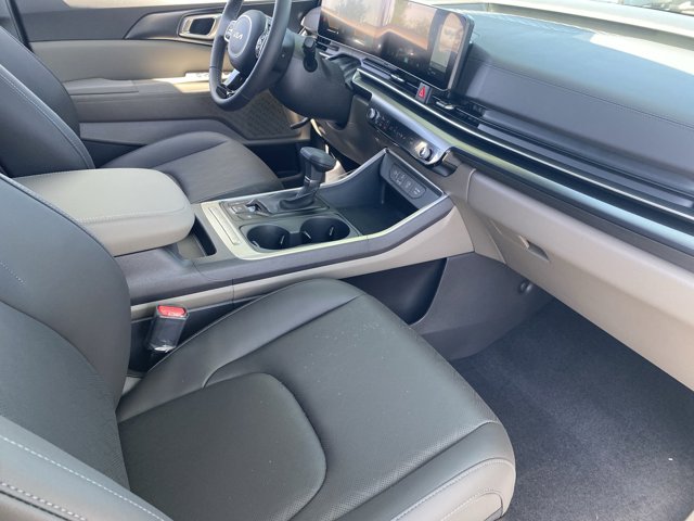 2026 Kia Carnival LXS Image 32 of 34