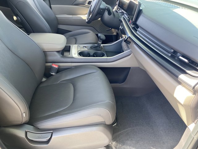 2026 Kia Carnival LXS Image 12 of 34