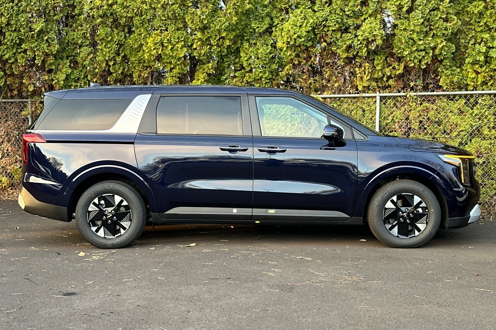 2026 Kia Carnival Hybrid LXS Image 3 of 23