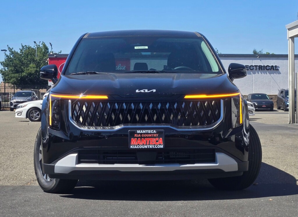 2026 Kia Carnival Hybrid LXS Image 2 of 17