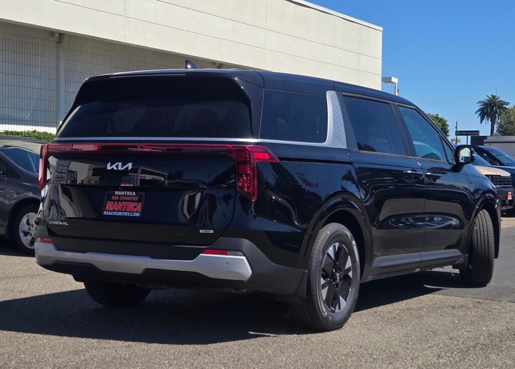 2026 Kia Carnival Hybrid LXS Image 3 of 17