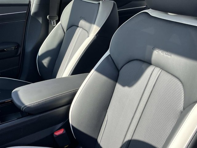 2026 Kia K5 GT-Line Image 11 of 32