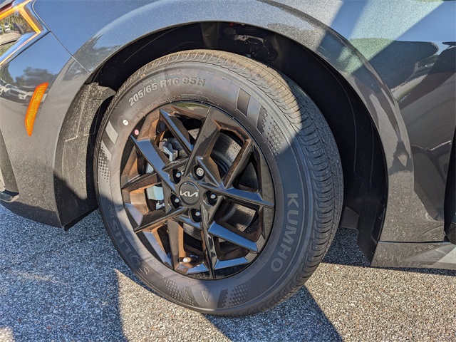 2026 Kia K5 LXS Image 5 of 25