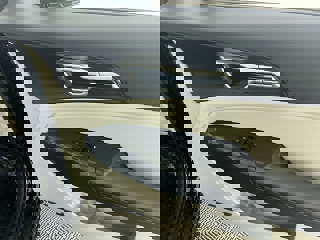 Vehicle image 31 of 33