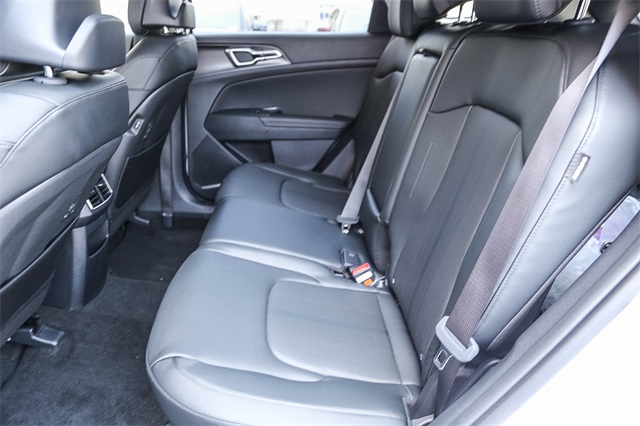 Vehicle image 21 of 40
