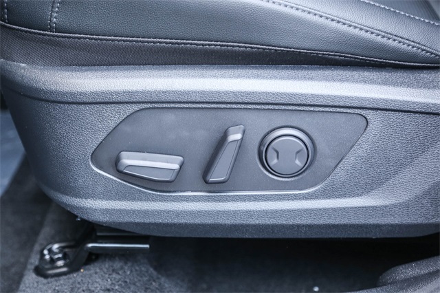 Vehicle image 37 of 40
