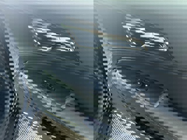 Vehicle image 33 of 36