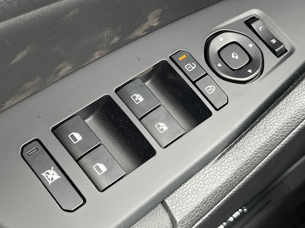 Vehicle image 21 of 43