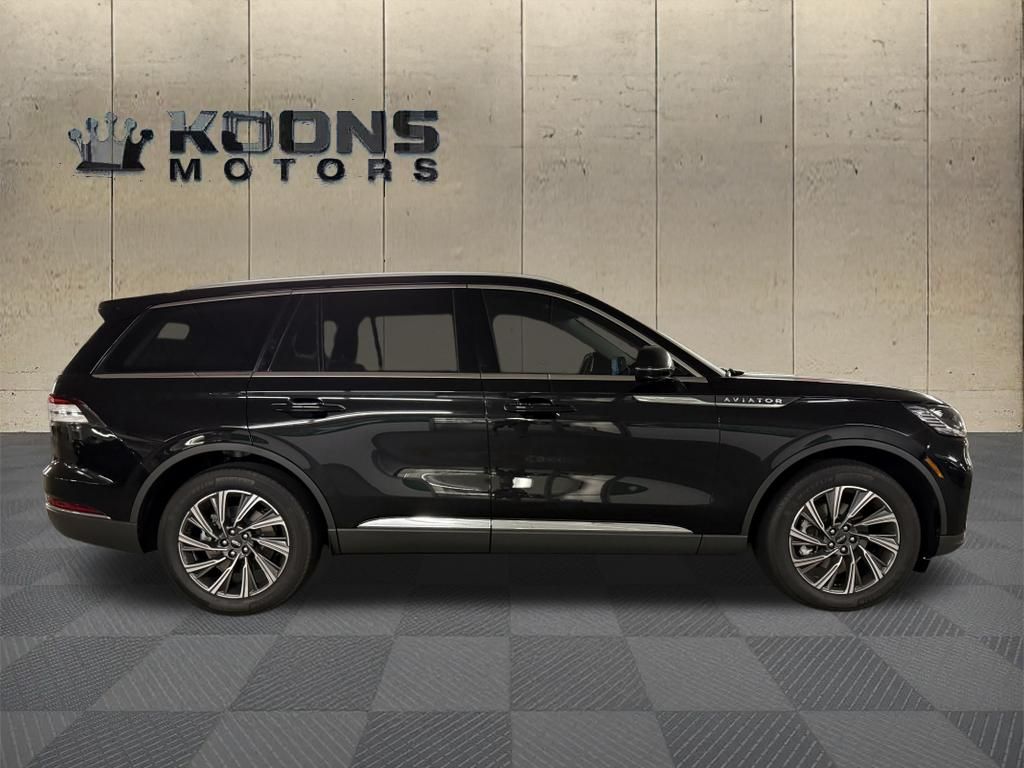 2026 Lincoln Aviator Premiere Image 2 of 37