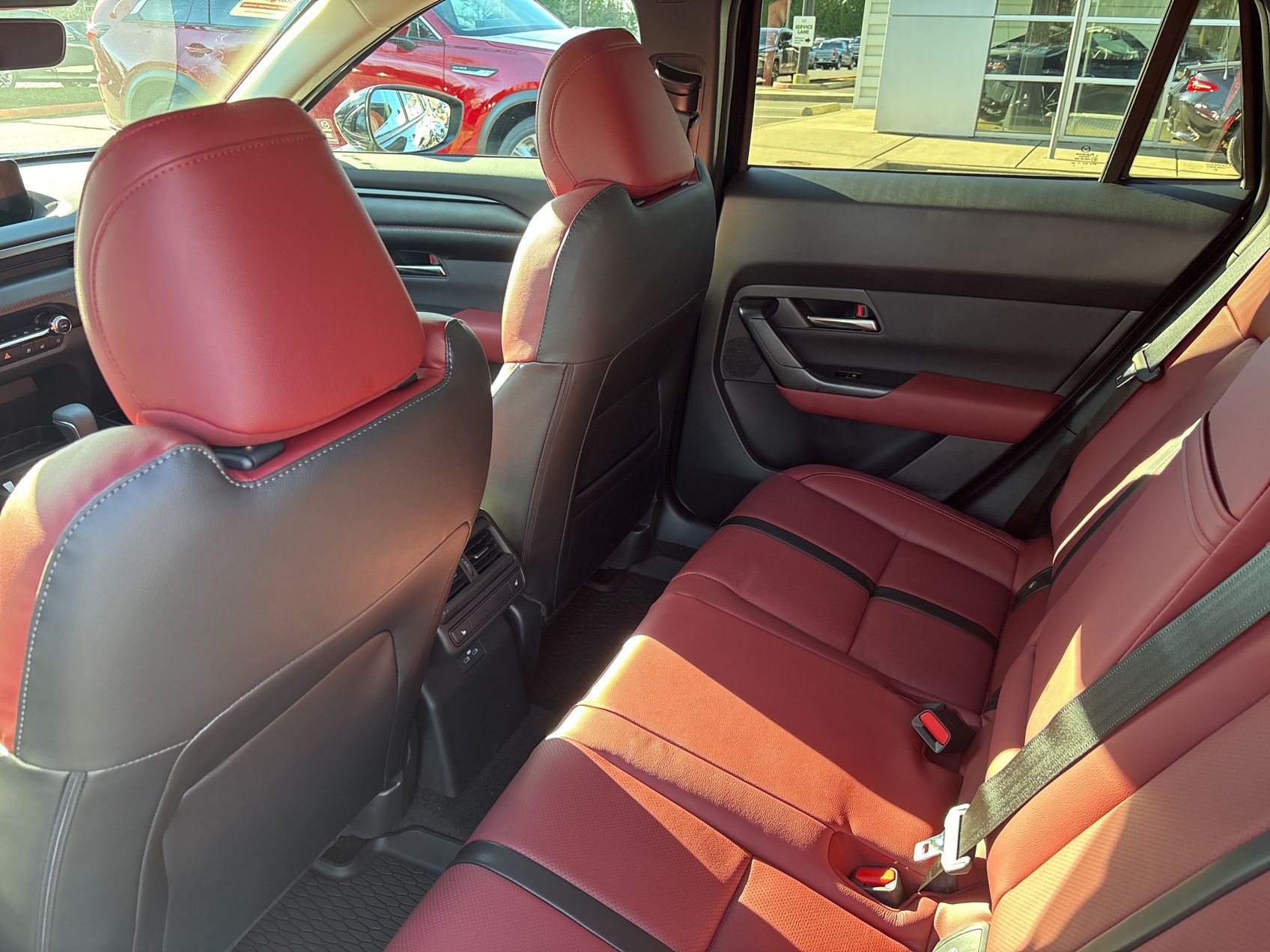 2026 Mazda CX-50 Hybrid Premium Plus Image 7 of 24