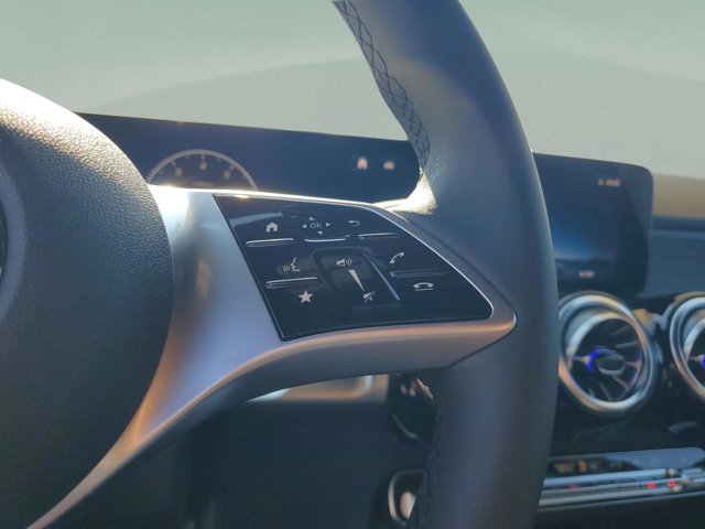 2026 Mercedes-Benz GLB 250 Image 27 of 32