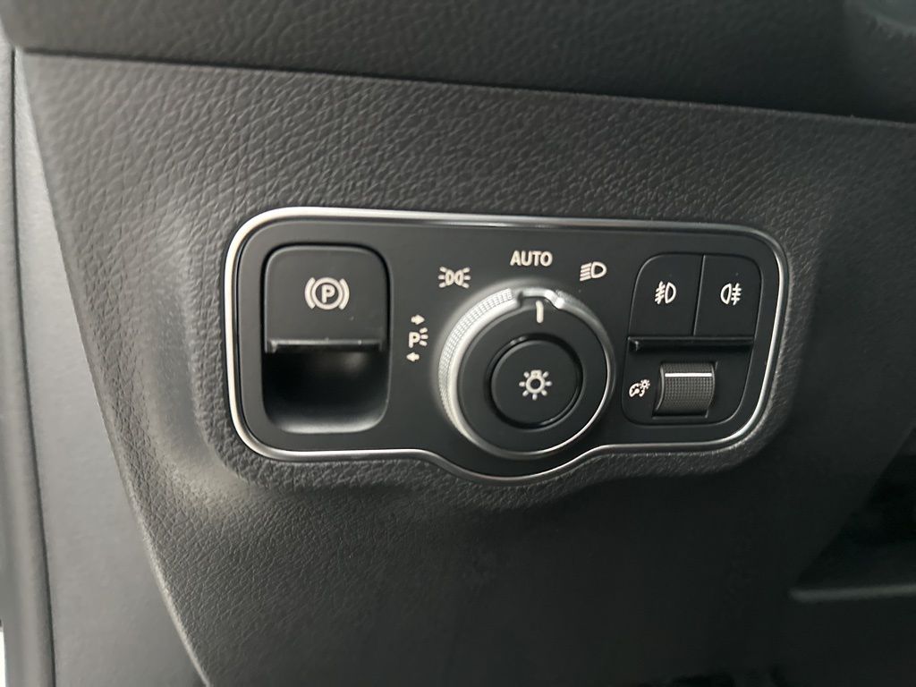 2026 Mercedes-Benz GLB 250 Image 27 of 31