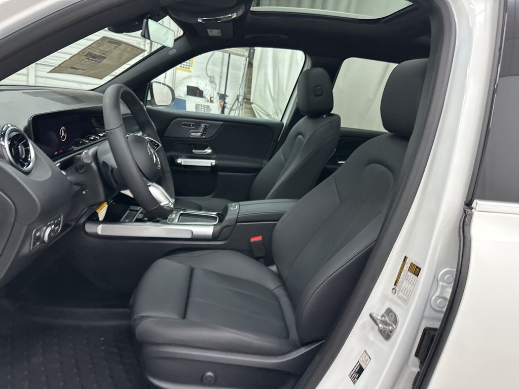 2026 Mercedes-Benz GLB 250 Image 12 of 31